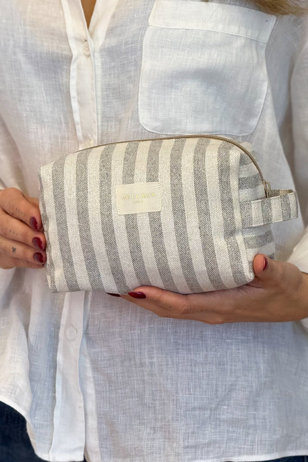 Neceser mediano Lugris, estampado en gris, beige, marrón, detalle del producto — De La Mur