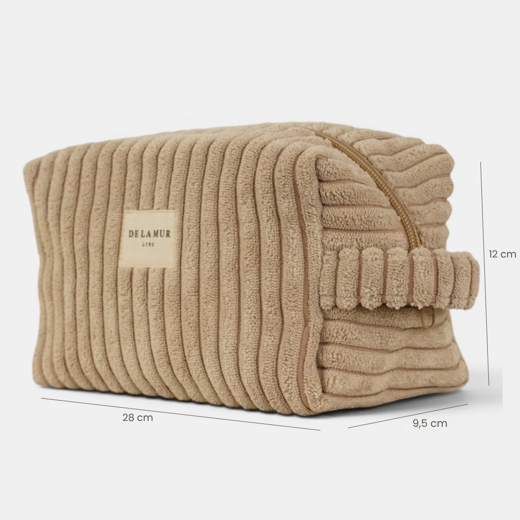 Neceser mediano Moka, estampado en blanco, marrón, beige, vista en uso — De La Mur