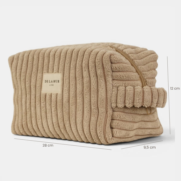 Neceser mediano Moka, estampado en blanco, marrón, beige, vista en uso — De La Mur