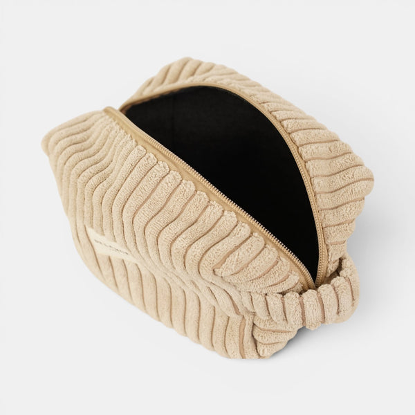 Neceser mediano Moka, estampado en blanco, marrón, beige, detalle del material y el acabado — De La Mur
