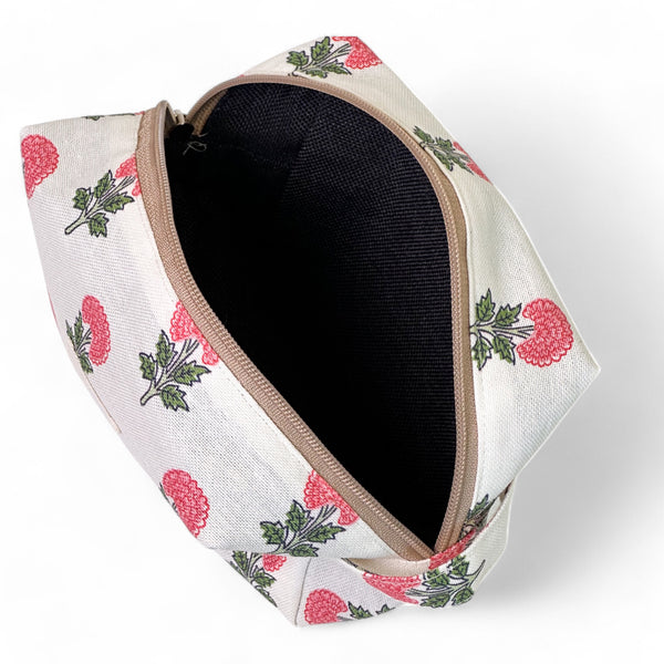 Neceser mediano Naha, estampado en rojo, beige, gris, detalle del material y el acabado — De La Mur