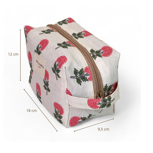 Neceser mediano Naha, estampado en rojo, beige, gris, vista con medidas — De La Mur