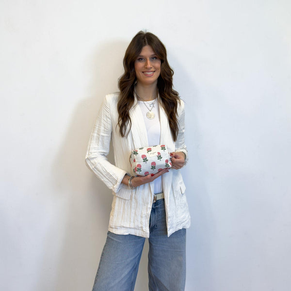Neceser mediano Naha, estampado en rojo, beige, gris, vista en uso — De La Mur