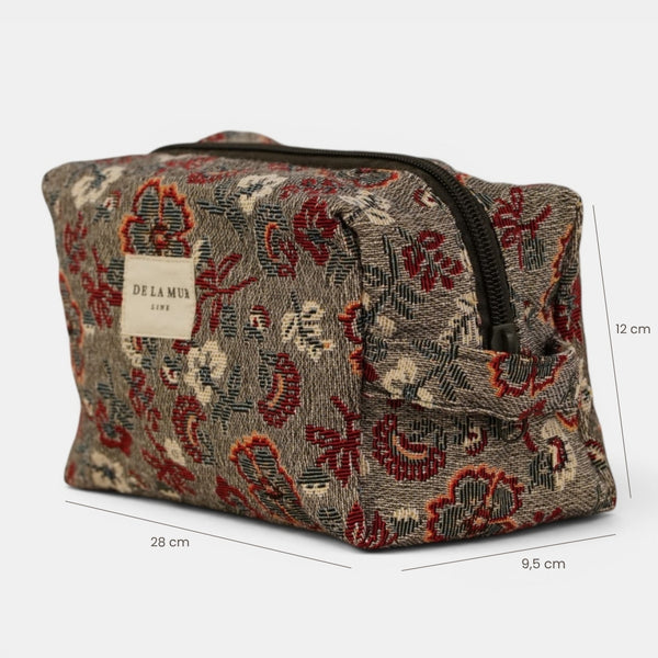 Neceser mediano Nira, estampado en blanco, marrón, rojo, vista en uso — De La Mur