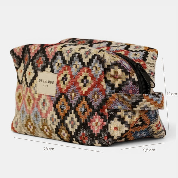 Neceser mediano Ore, estampado en blanco, rojo, beige, vista en uso — De La Mur