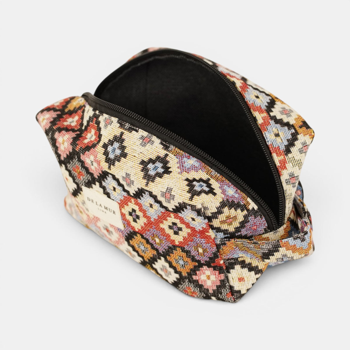 Neceser mediano Ore, estampado en blanco, rojo, beige, detalle del material y el acabado — De La Mur