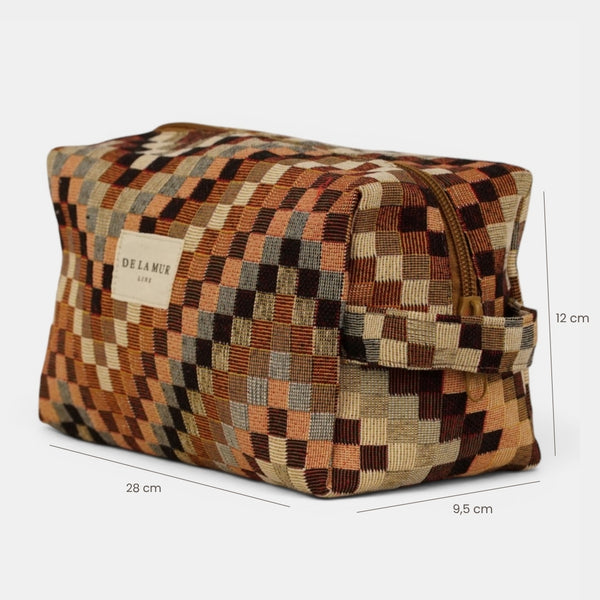 Neceser mediano Pier, estampado en blanco, terracota, naranja, vista en uso — De La Mur