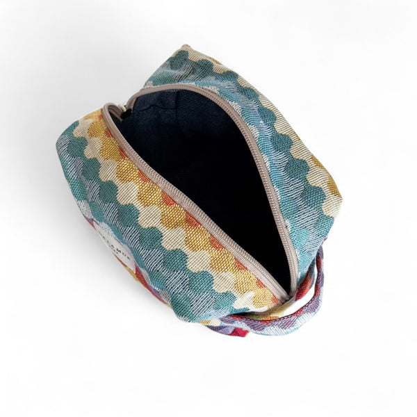 Neceser mediano Ritzo, estampado en turquesa, azul, rojo, detalle del estampado y el material — De La Mur