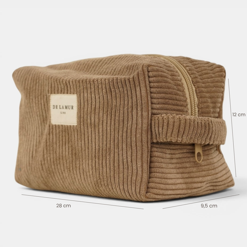 Neceser mediano Toast, estampado en blanco, marrón, naranja, vista en uso — De La Mur
