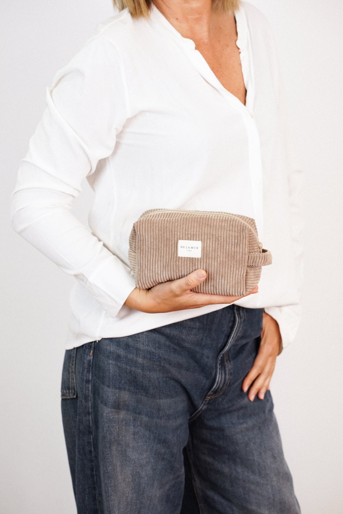 Neceser mediano Toast, estampado en blanco, marrón, naranja, detalle del estampado y el material — De La Mur