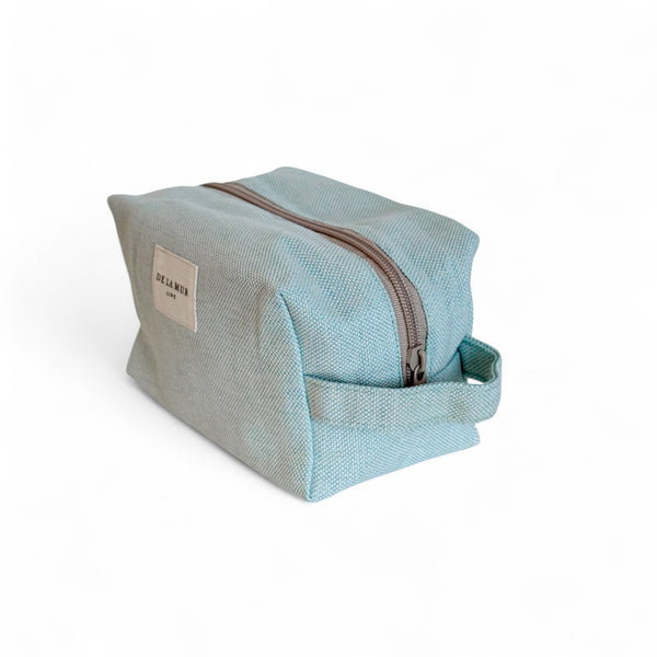 Neceser mediano Turki, estampado en azul, blanco, marrón, vista en uso — De La Mur
