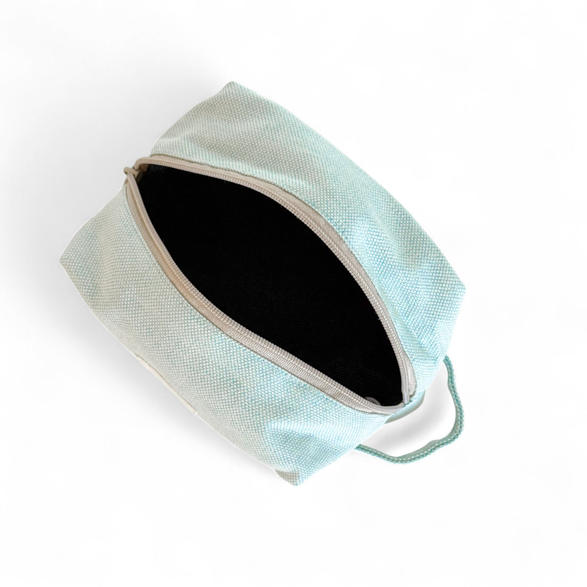 Neceser mediano Turki, estampado en azul, blanco, marrón, detalle del estampado y el material — De La Mur
