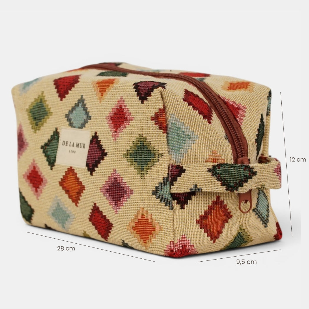 Neceser mediano Zac, estampado en blanco, naranja, amarillo, vista en uso — De La Mur