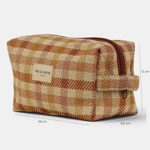 Neceser mediano Zia, estampado en blanco, naranja, terracota, vista en uso — De La Mur