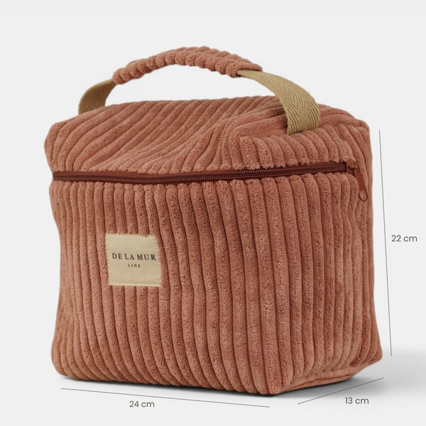Neceser Crepe, estampado en rojo, terracota, blanco, vista en uso — De La Mur