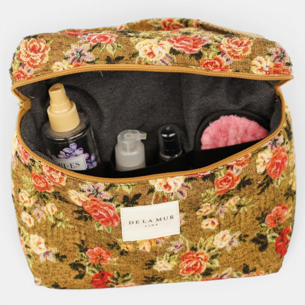Neceser Esme, estampado en naranja, blanco, terracota, detalle del estampado y el material — De La Mur