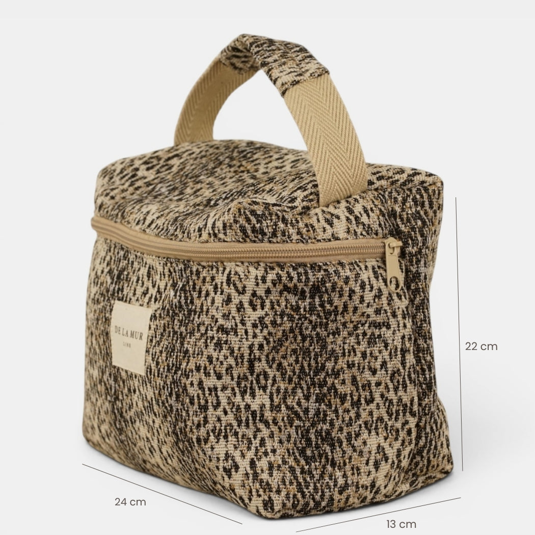 Neceser Leo, estampado en marrón, blanco, beige, vista en uso — De La Mur