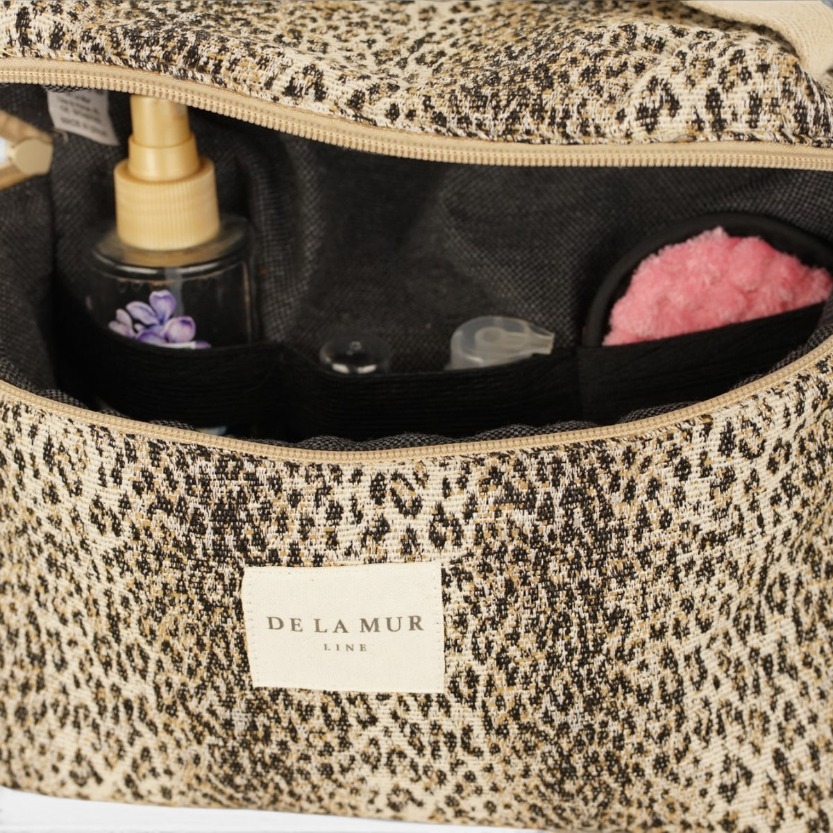 Neceser Leo, estampado en marrón, blanco, beige, detalle del estampado y el material — De La Mur