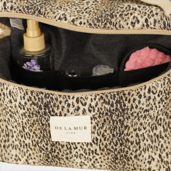 Neceser Leo, estampado en marrón, blanco, beige, detalle del estampado y el material — De La Mur
