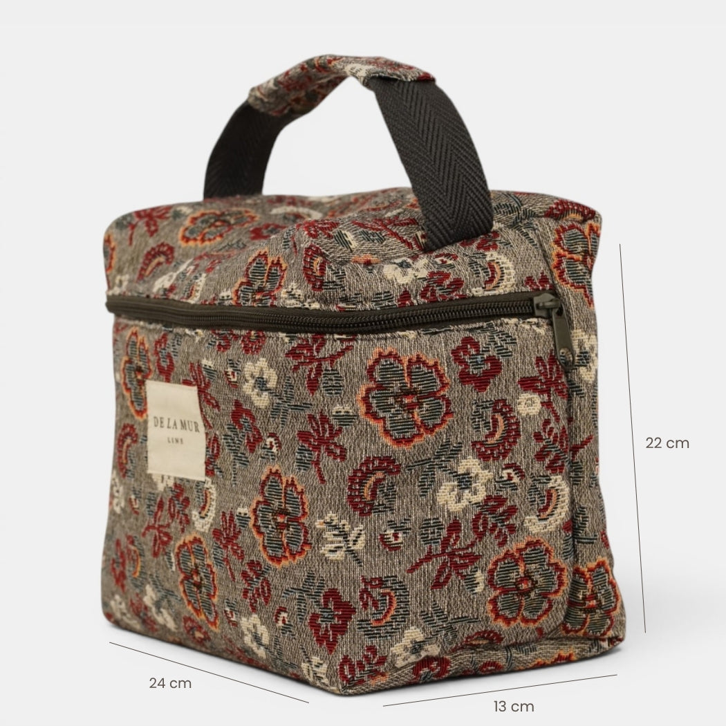 Neceser Nira, estampado en marrón, blanco, rojo, vista en uso — De La Mur