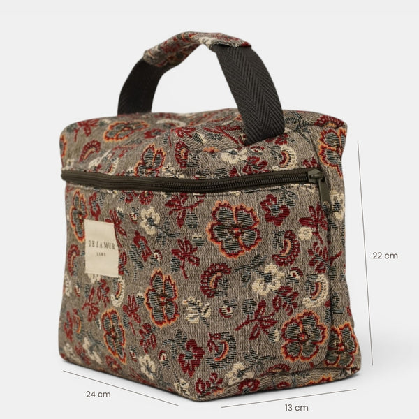 Neceser Nira, estampado en marrón, blanco, rojo, vista en uso — De La Mur