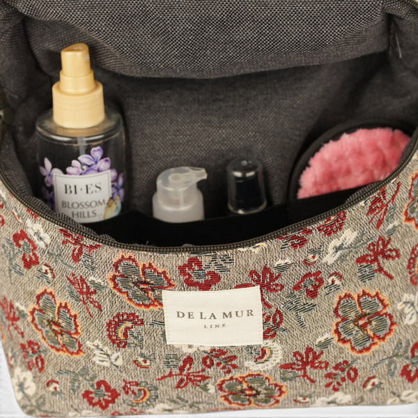 Neceser Nira, estampado en marrón, blanco, rojo, detalle del estampado y el material — De La Mur