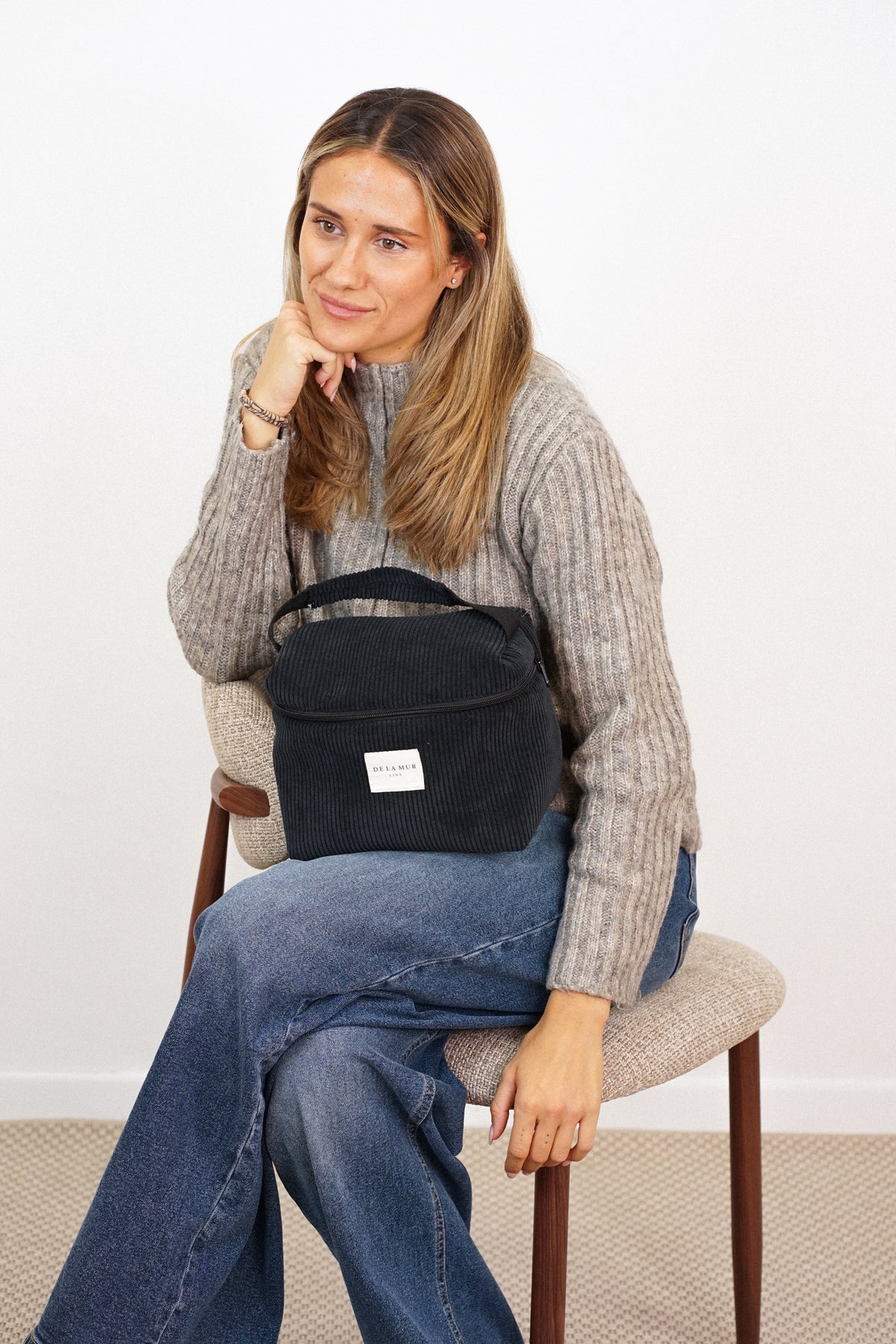 Neceser Nit, estampado en negro, gris, amarillo, detalle del producto — De La Mur