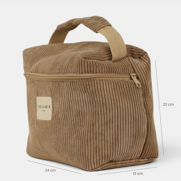 Neceser Toast, estampado en marrón, blanco, beige, vista en uso — De La Mur
