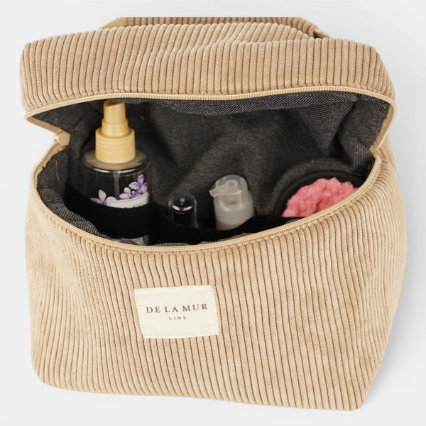 Neceser Toast, estampado en marrón, blanco, beige, detalle del estampado y el material — De La Mur