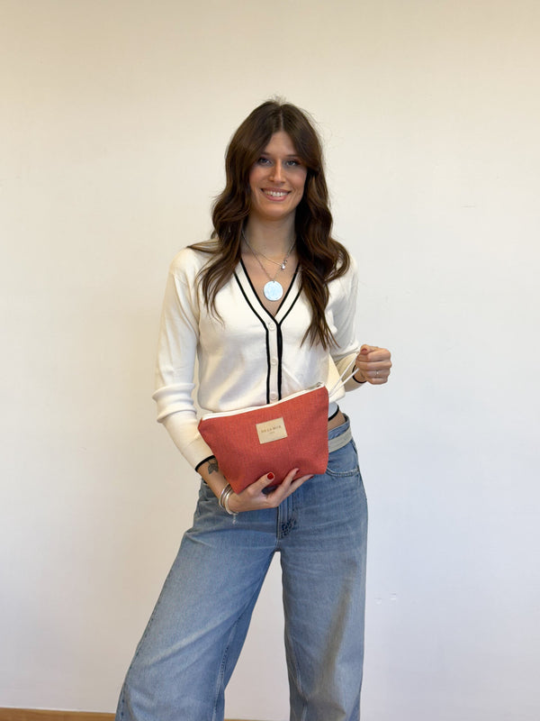 Neceser Bali, estampado en rojo, blanco, beige, vista en uso — De La Mur