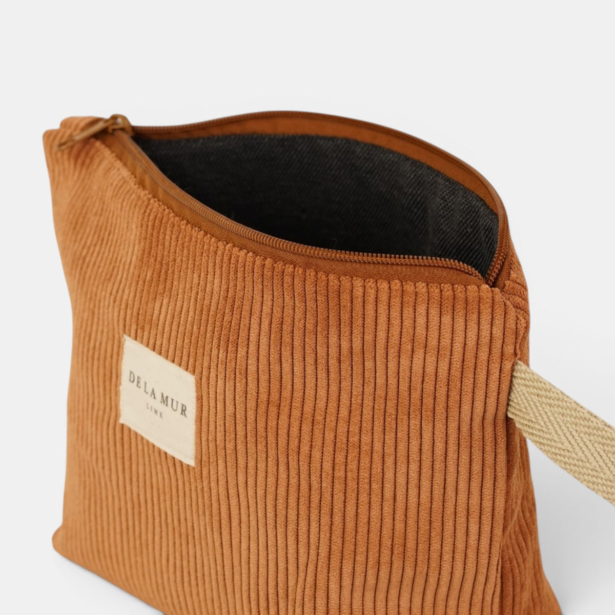 Neceser Barro, estampado en blanco, terracota, naranja, detalle del material y el acabado — De La Mur