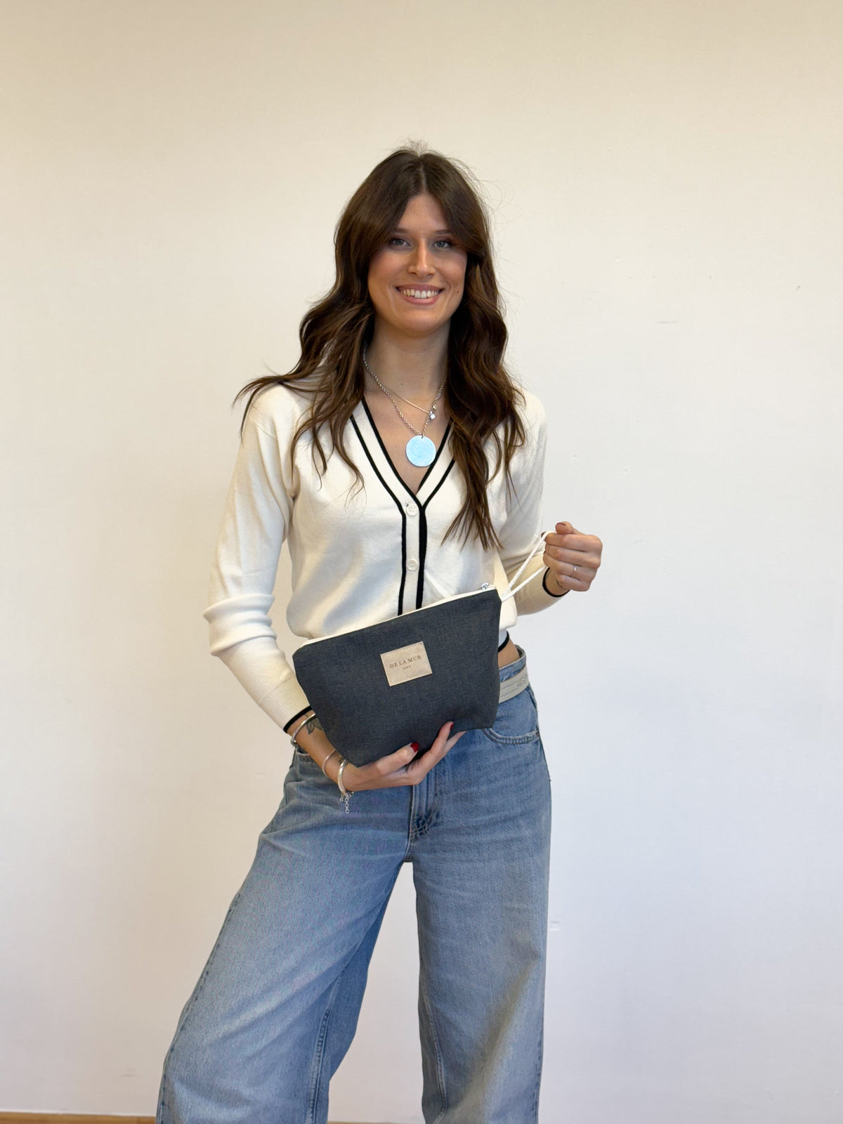 Neceser Bora, estampado en negro, blanco, beige, vista en uso — De La Mur