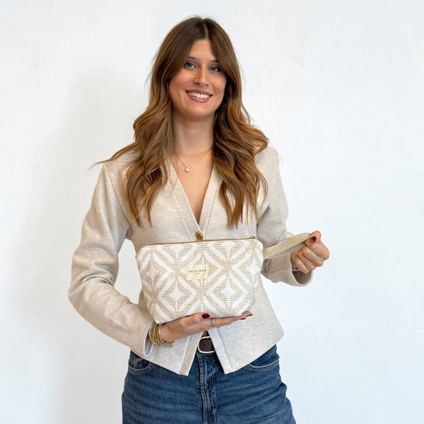 Neceser Campo, estampado geométrico en beige, blanco y topo, vista en uso — De La Mur