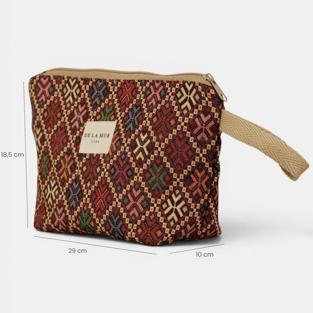 Neceser Chic, estampado en blanco, rojo, marrón, vista en uso — De La Mur