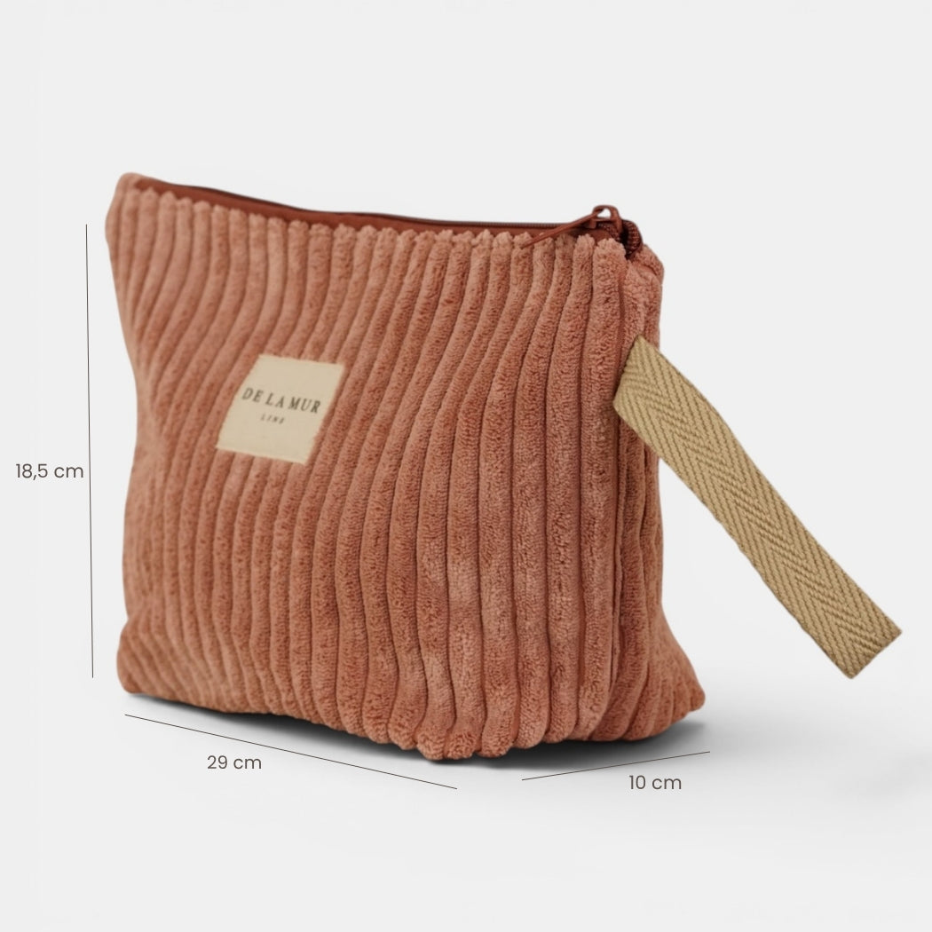 Neceser Crepe, estampado en blanco, rojo, terracota, vista en uso — De La Mur