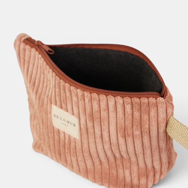 Neceser Crepe, estampado en blanco, rojo, terracota, detalle del material y el acabado — De La Mur