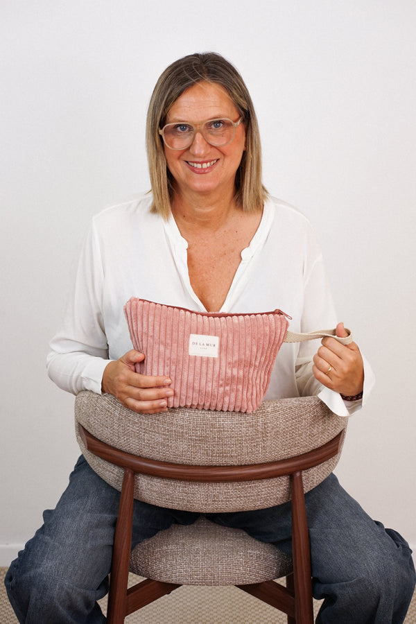 Neceser Crepe, estampado en blanco, rojo, terracota, detalle del estampado y el material — De La Mur