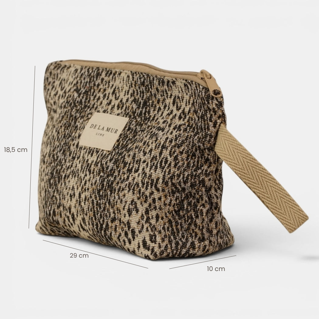 Neceser Leo, estampado en blanco, marrón, amarillo, vista en uso — De La Mur