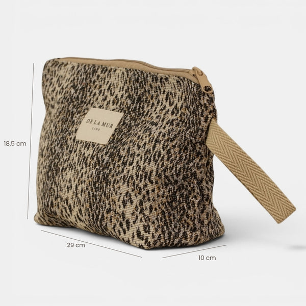 Neceser Leo, estampado en blanco, marrón, amarillo, vista en uso — De La Mur