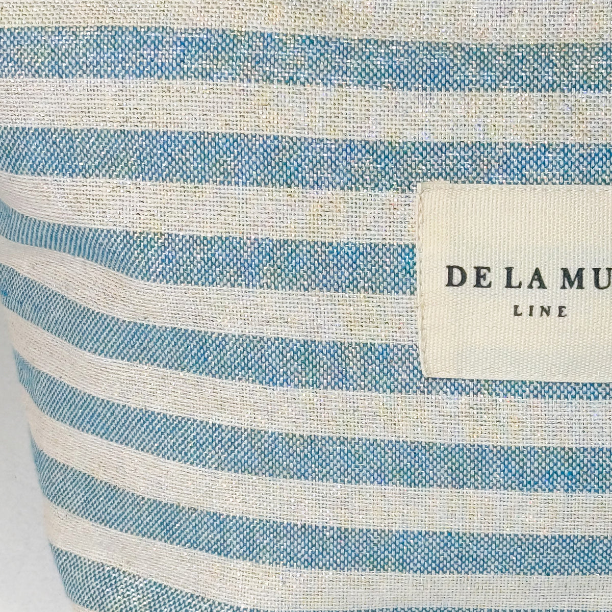 Neceser Lur, estampado en azul, turquesa, gris, detalle del material y el acabado — De La Mur
