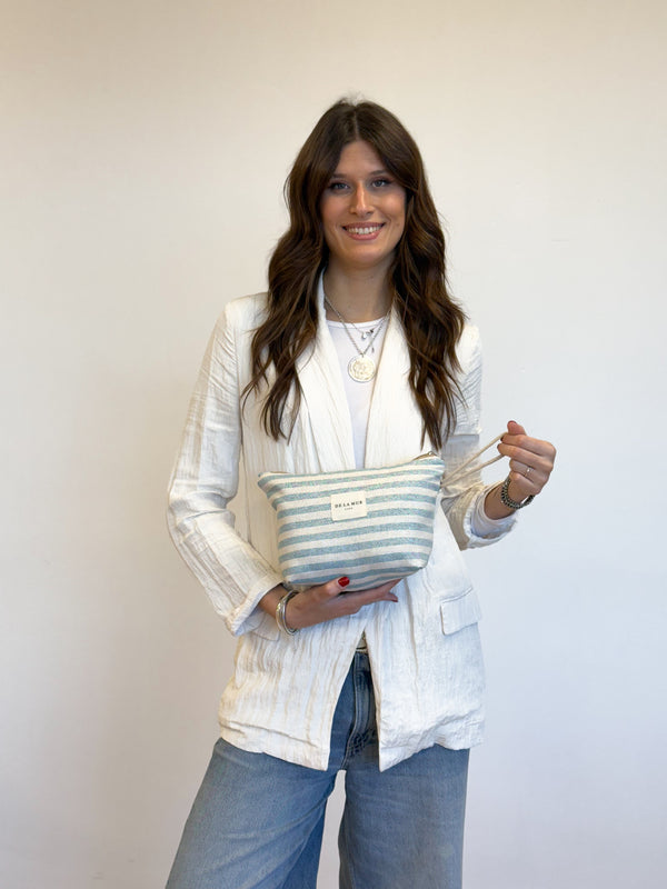 Neceser Lur, estampado en azul, turquesa, gris, vista en uso — De La Mur