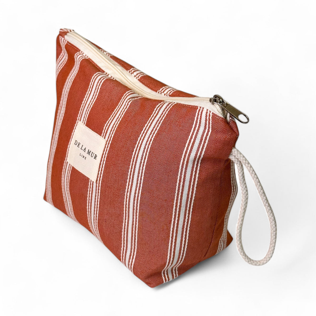 Neceser Mineo, estampado en rojo, beige, blanco, detalle del estampado y el material — De La Mur