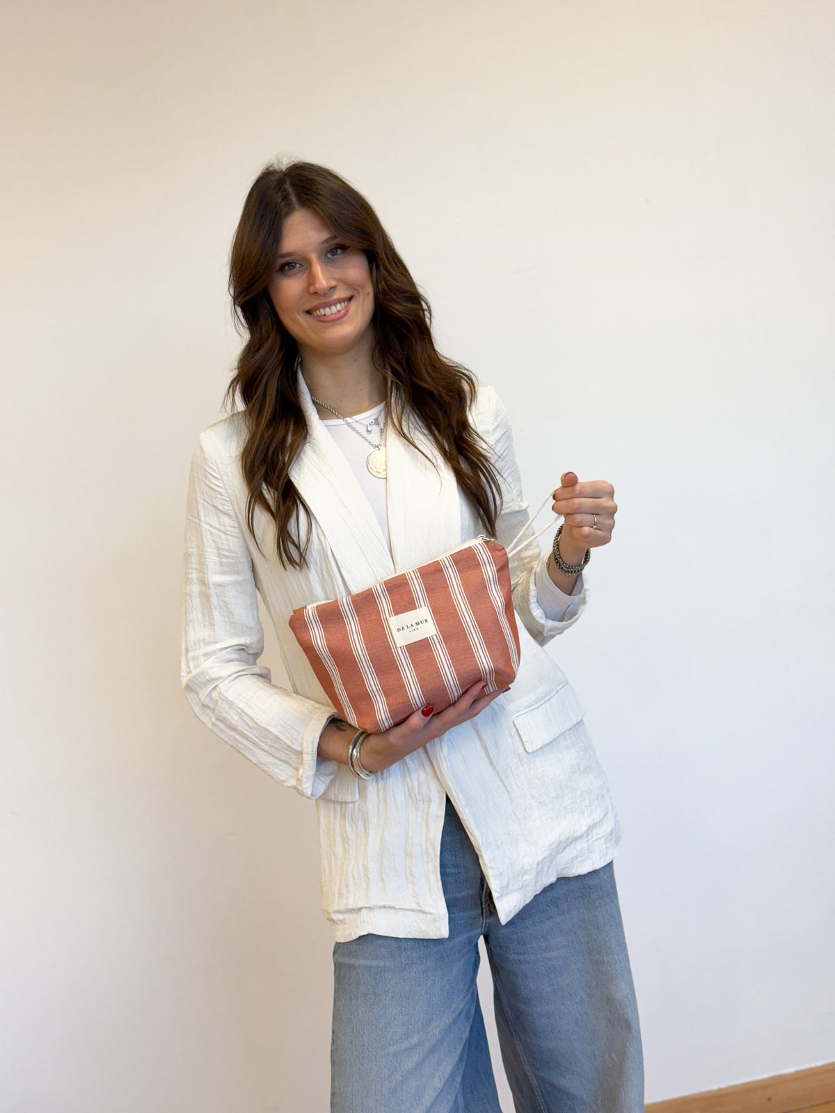 Neceser Mineo, estampado en rojo, beige, blanco, vista en uso — De La Mur