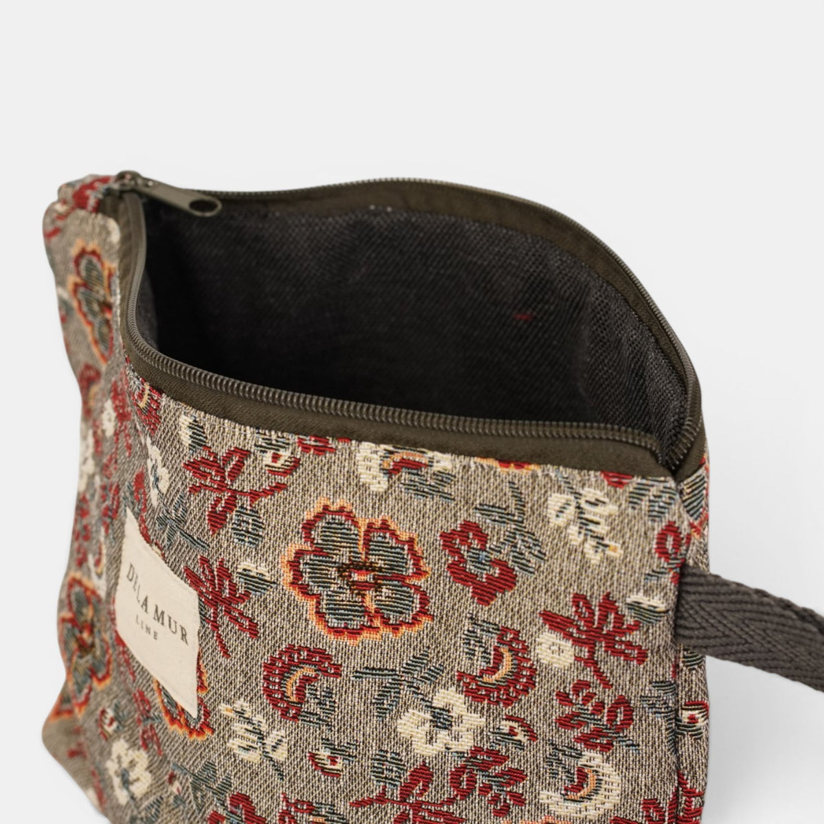 Neceser Nira, estampado en blanco, marrón, rojo, detalle del estampado y el material — De La Mur