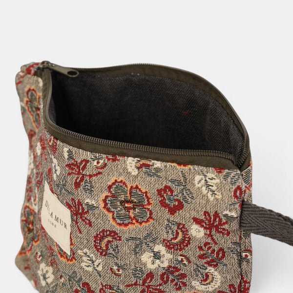 Neceser Nira, estampado en blanco, marrón, rojo, detalle del estampado y el material — De La Mur