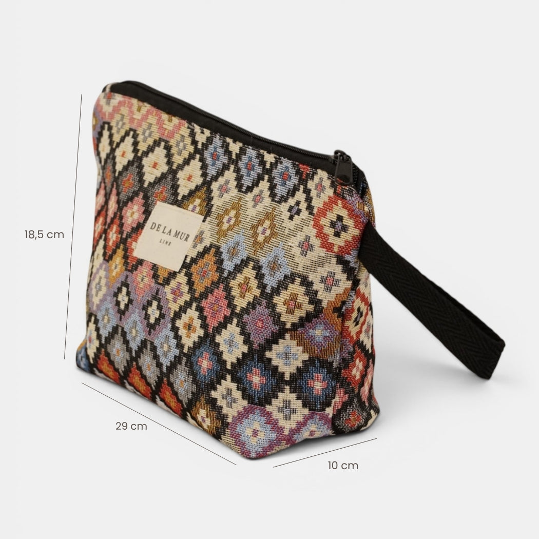 Neceser Ore, estampado en blanco, marrón, rojo, vista en uso — De La Mur