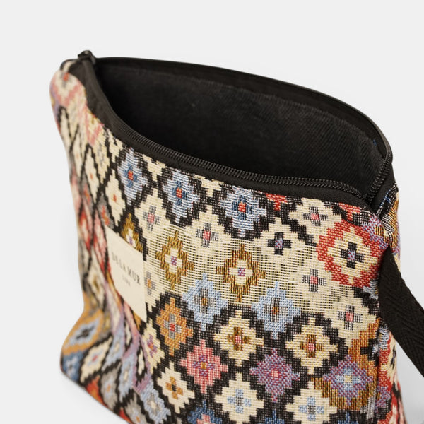 Neceser Ore, estampado en blanco, marrón, rojo, detalle del material y el acabado — De La Mur