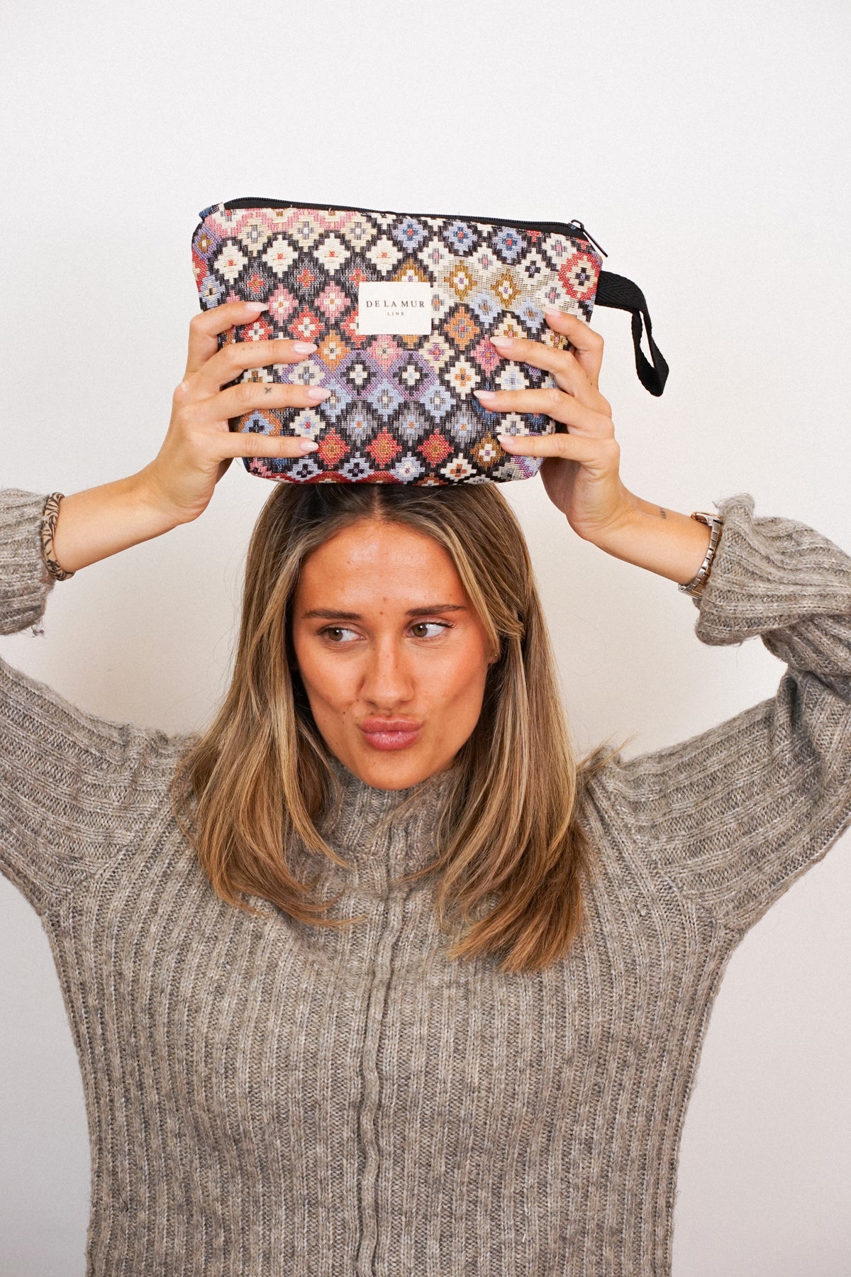 Neceser Ore, estampado en blanco, marrón, rojo, detalle del estampado y el material — De La Mur