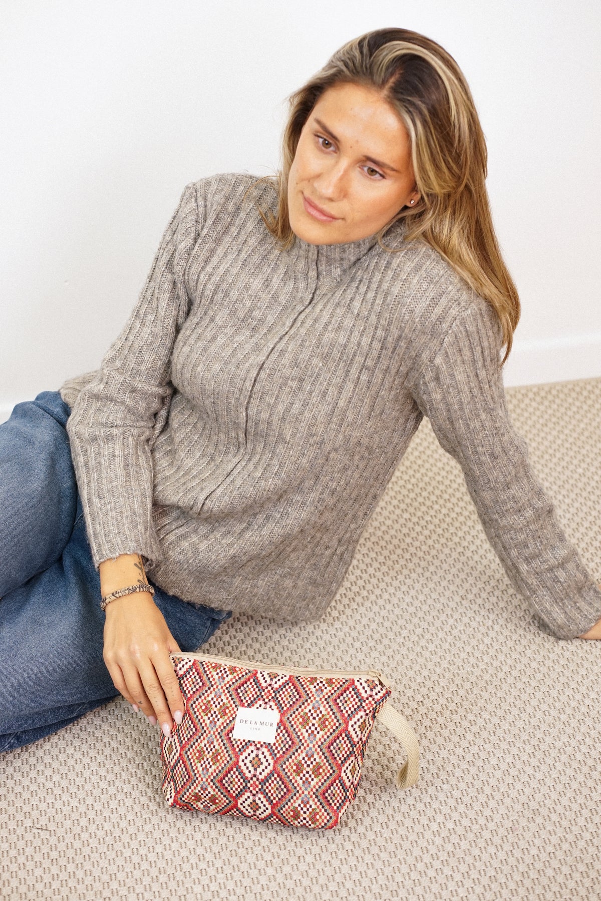Neceser Otto, estampado en blanco, marrón, rojo, detalle del estampado y el material — De La Mur