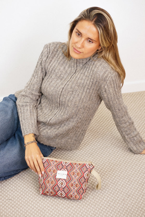 Neceser Otto, estampado en blanco, marrón, rojo, detalle del estampado y el material — De La Mur